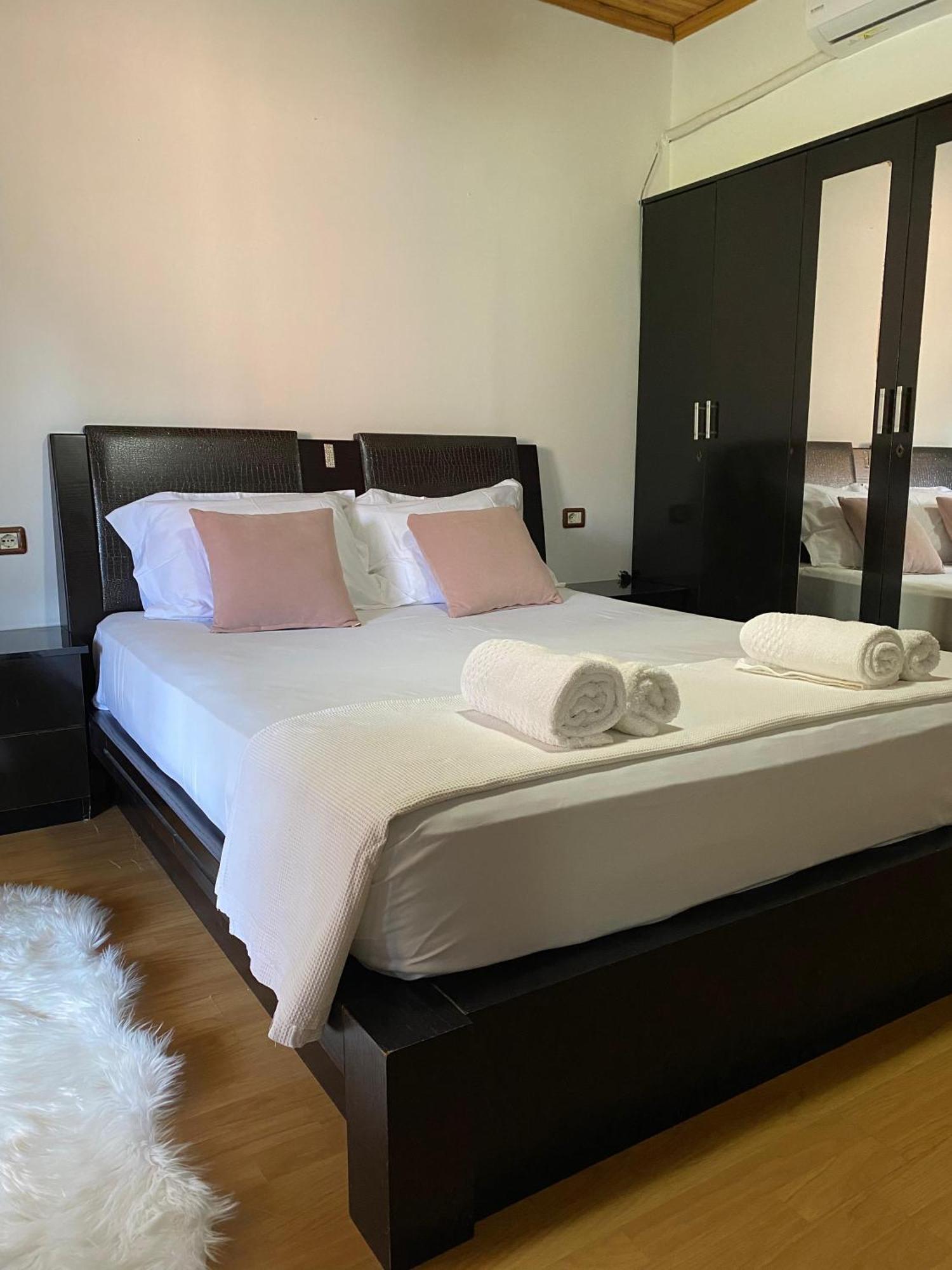 Bertis Guest House Гирокастра Экстерьер фото