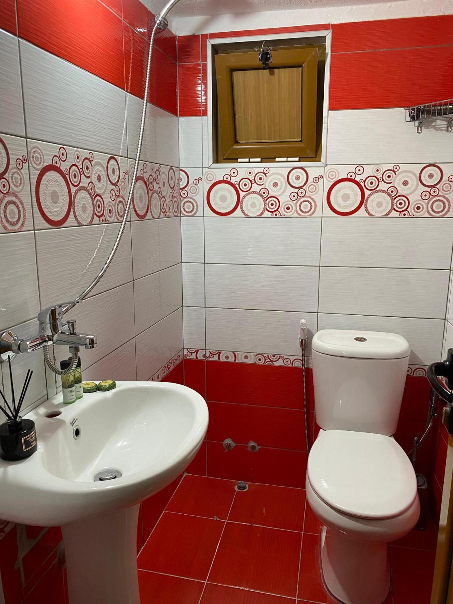 Bertis Guest House Гирокастра Экстерьер фото