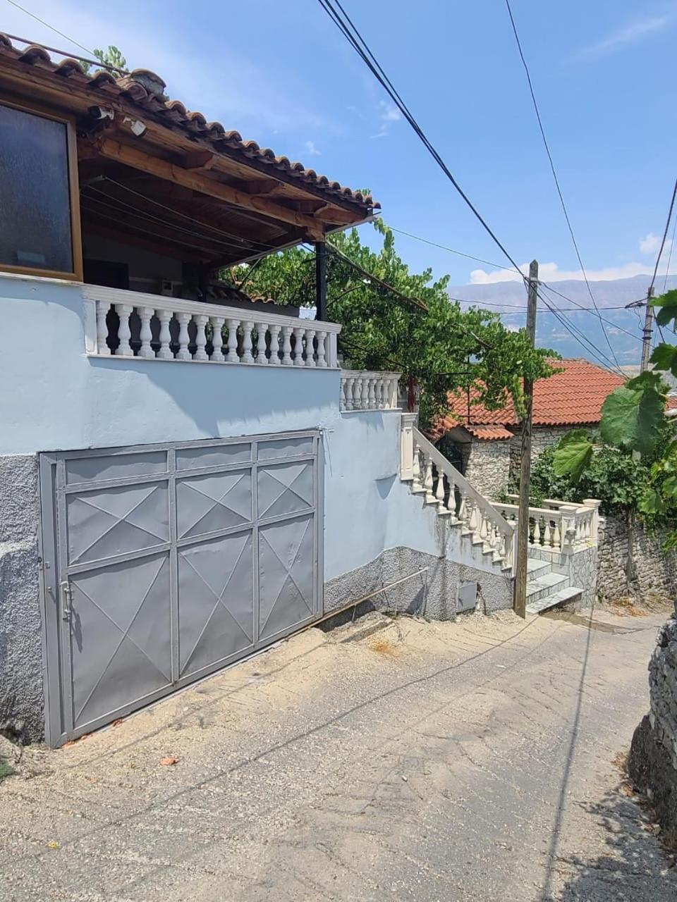 Bertis Guest House Гирокастра Экстерьер фото